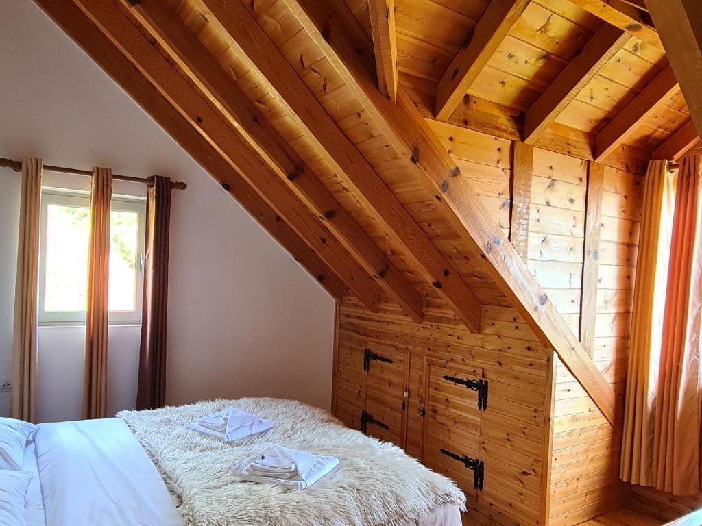 Postel nebo postele na pokoji v ubytování Sofra E Shpatit