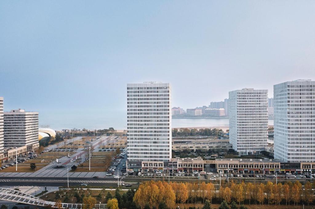 Nespecifikovaný výhled na destinaci Čching-tao nebo výhled na město při pohledu z aparthotelu
