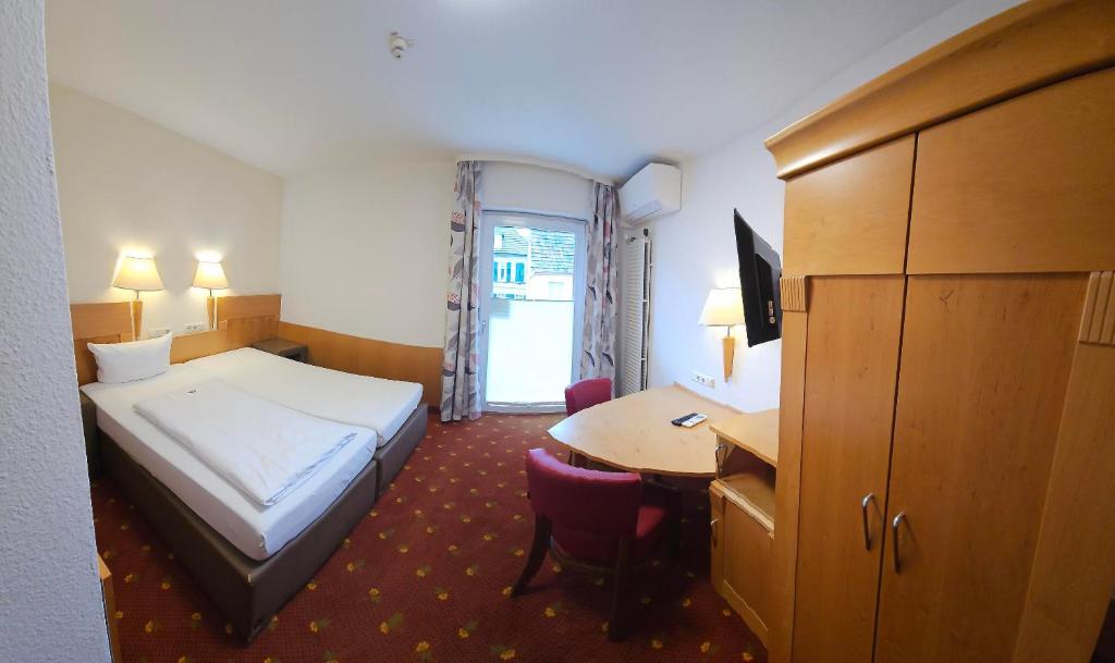Postel nebo postele na pokoji v ubytování Hotel Altes Weinhaus