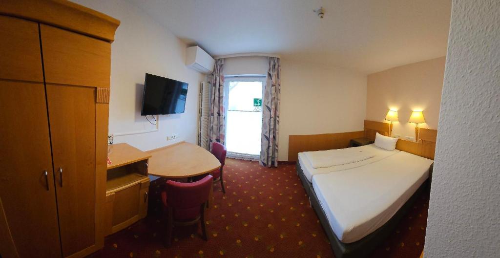Postel nebo postele na pokoji v ubytování Hotel Altes Weinhaus