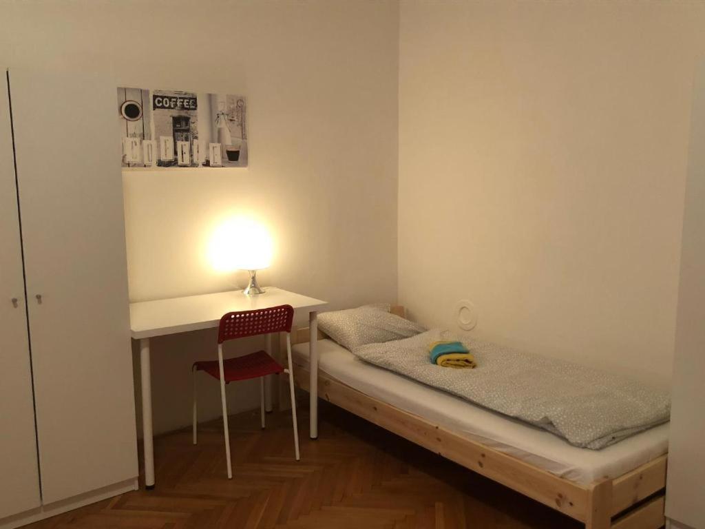 ブルノにあるROOMS Veveri - Uvoz, 10 min by walk to the centerのベッドと机のある小さな部屋