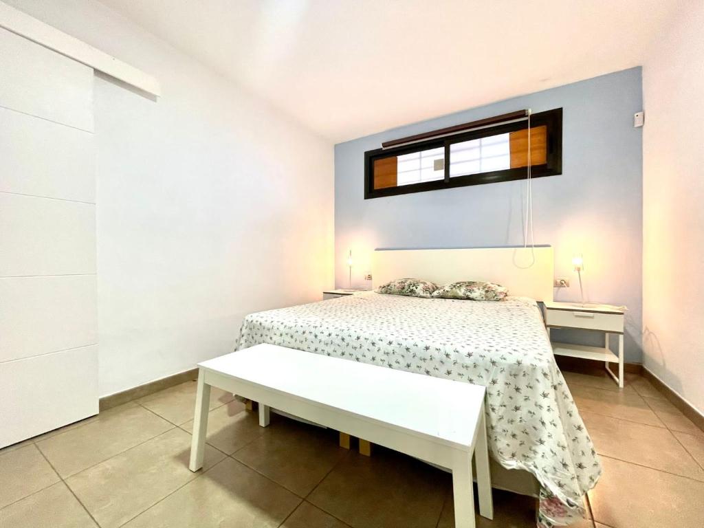 Un pat sau paturi într-o cameră la SkyLine Suites - Los Cristianos