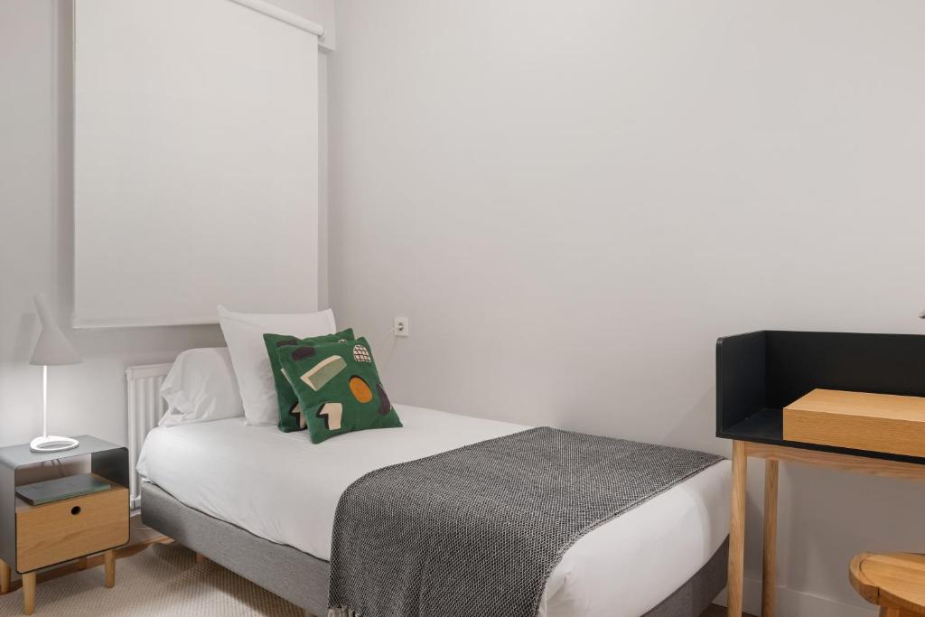 Łóżko lub łóżka w pokoju w obiekcie Palacio Miramar by FeelFree Rentals