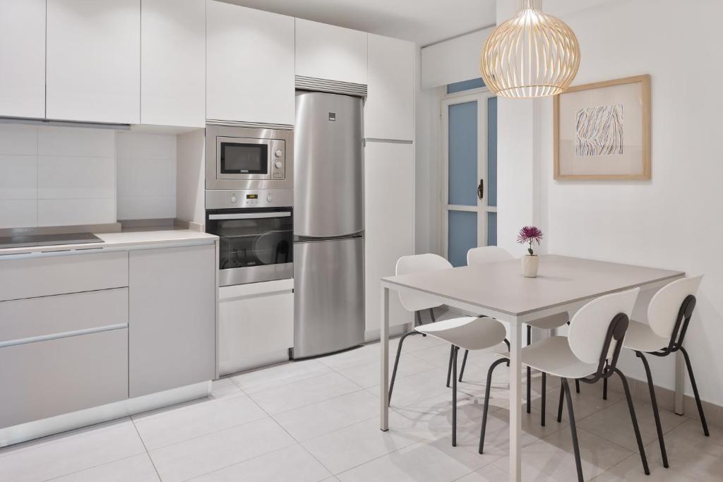 Kuchnia lub aneks kuchenny w obiekcie Palacio Miramar by FeelFree Rentals
