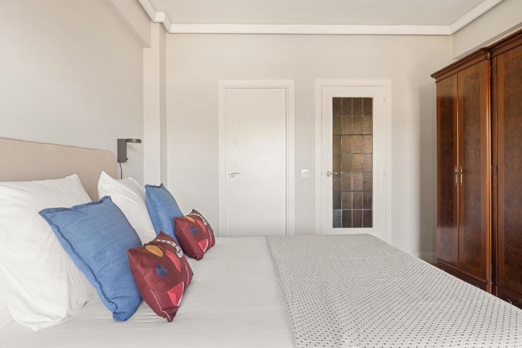 Łóżko lub łóżka w pokoju w obiekcie Palacio Miramar by FeelFree Rentals