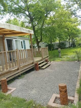 une maison avec une terrasse couverte et une terrasse en bois dans l'établissement Aureilhan Le Maori, à Aureilhan