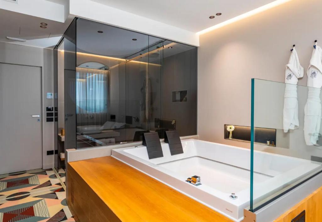 Koupelna v ubytování ZOE LUXURY SUITES
