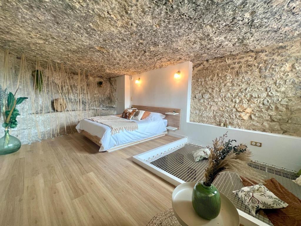 Ένα ή περισσότερα κρεβάτια σε δωμάτιο στο Splendide appartement troglodyte à 5 min du centre