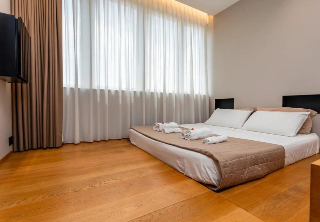 Postel nebo postele na pokoji v ubytování ZOE LUXURY SUITES