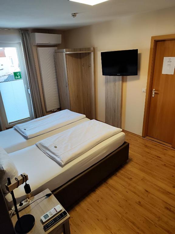 Postel nebo postele na pokoji v ubytování Hotel Altes Weinhaus