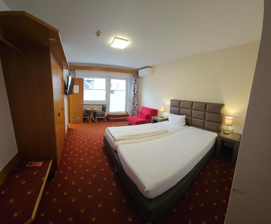 Postel nebo postele na pokoji v ubytování Hotel Altes Weinhaus