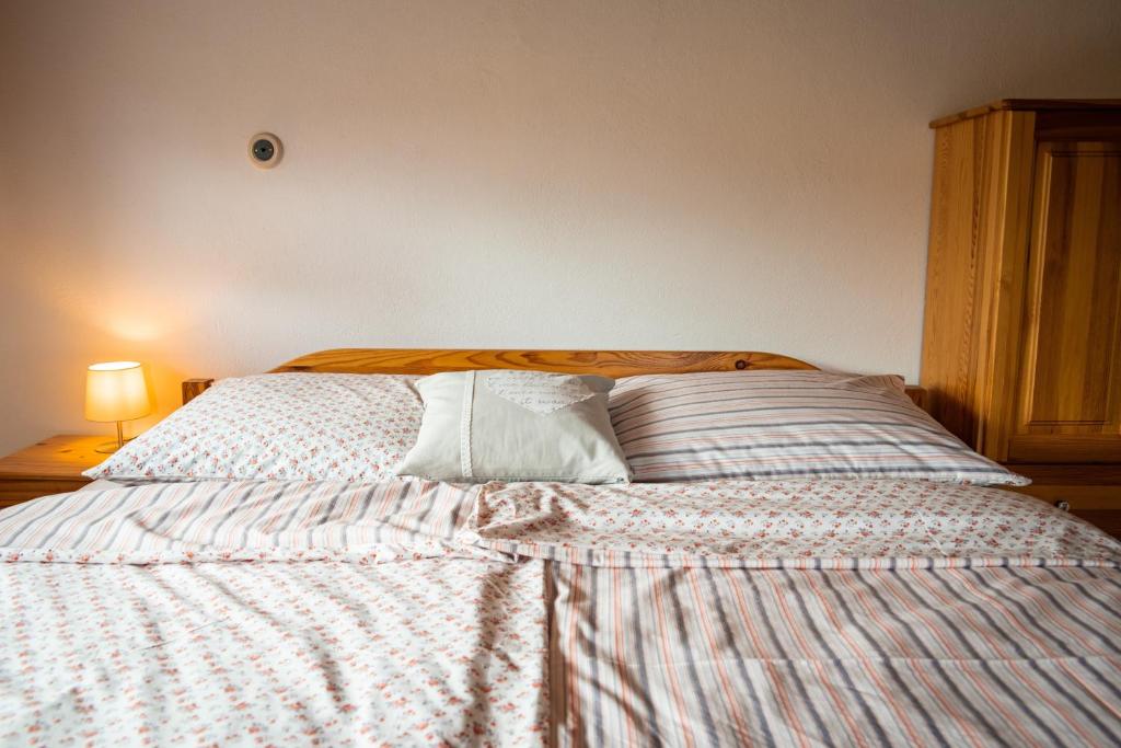 Postel nebo postele na pokoji v ubytování Selský Dvůr- apartmány a keramická dílna