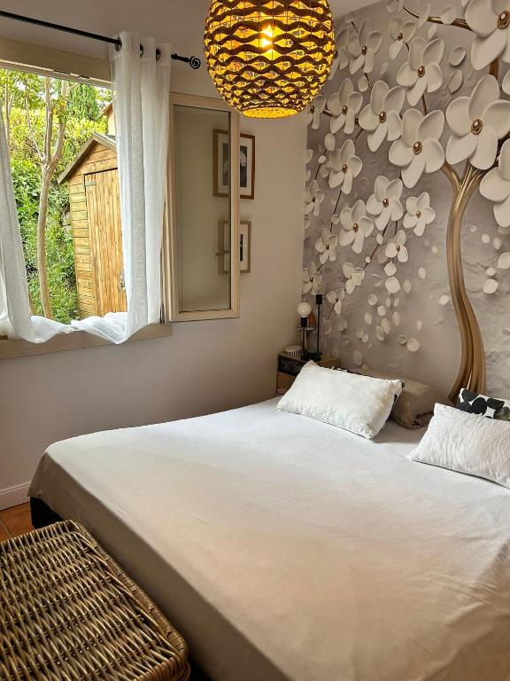 - une chambre avec 2 lits et une fresque murale sur les arbres dans l'établissement petite maison de vacances avec piscine dans un domaine, à Fayence