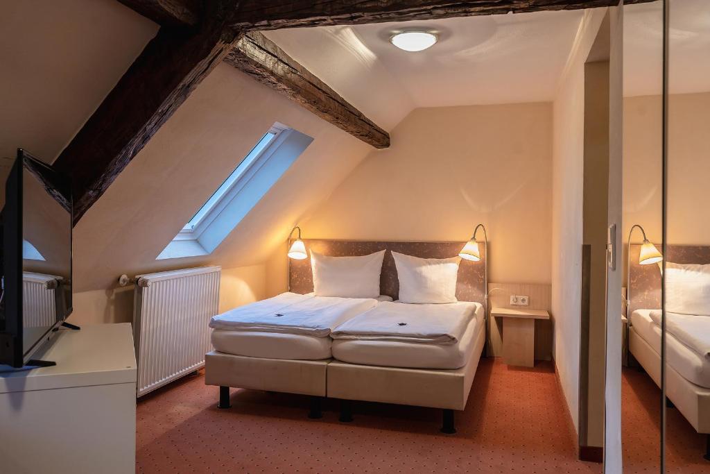 Postel nebo postele na pokoji v ubytování Hotel Altes Weinhaus