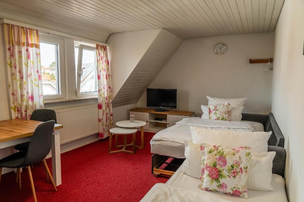 Postel nebo postele na pokoji v ubytování Hotel & Restaurant Zum Reussenstein