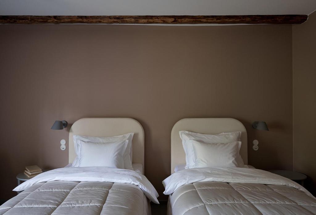 two beds sitting next to each other in a bedroom at Stay North Matri House Matilda in Mathildedal