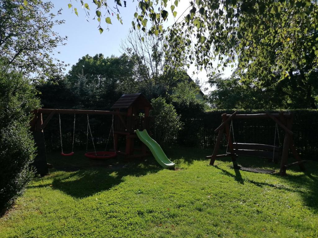 Plac zabaw dla dzieci w obiekcie Pokoje Maria