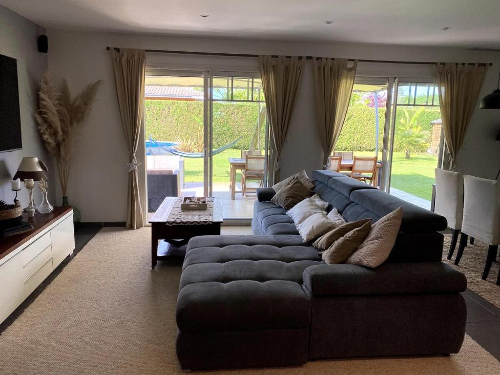 un salon avec un canapé bleu et une table dans l'établissement Comfortable house between Ocean and Bay, à La Celle-sous-Gouzon