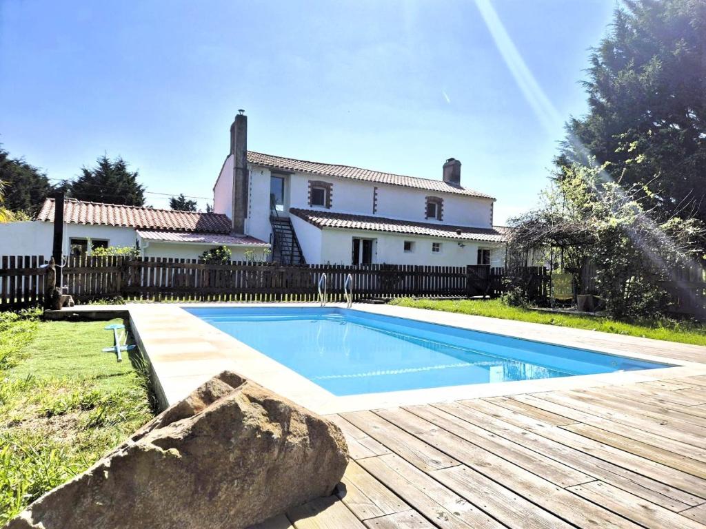 une piscine devant une maison dans l'établissement La Maison Martana, à Saint-Mathurin