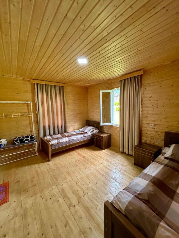 Postel nebo postele na pokoji v ubytování Ushba Cottages