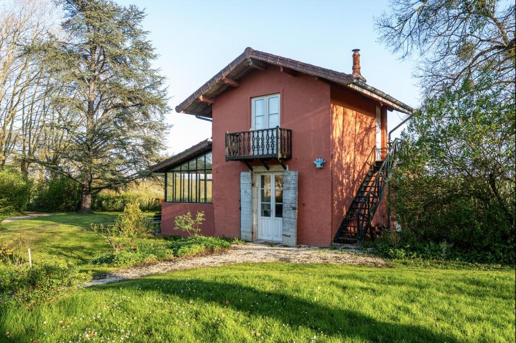 Κήπος έξω από το La maison Rouge