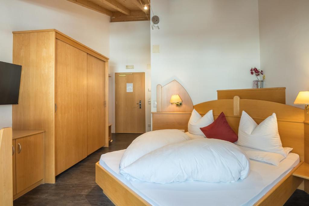 Postel nebo postele na pokoji v ubytování Sporthotel St. Michael