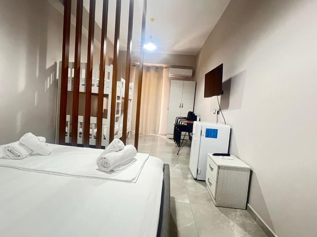 Uma cama ou camas num quarto em Serene Stay