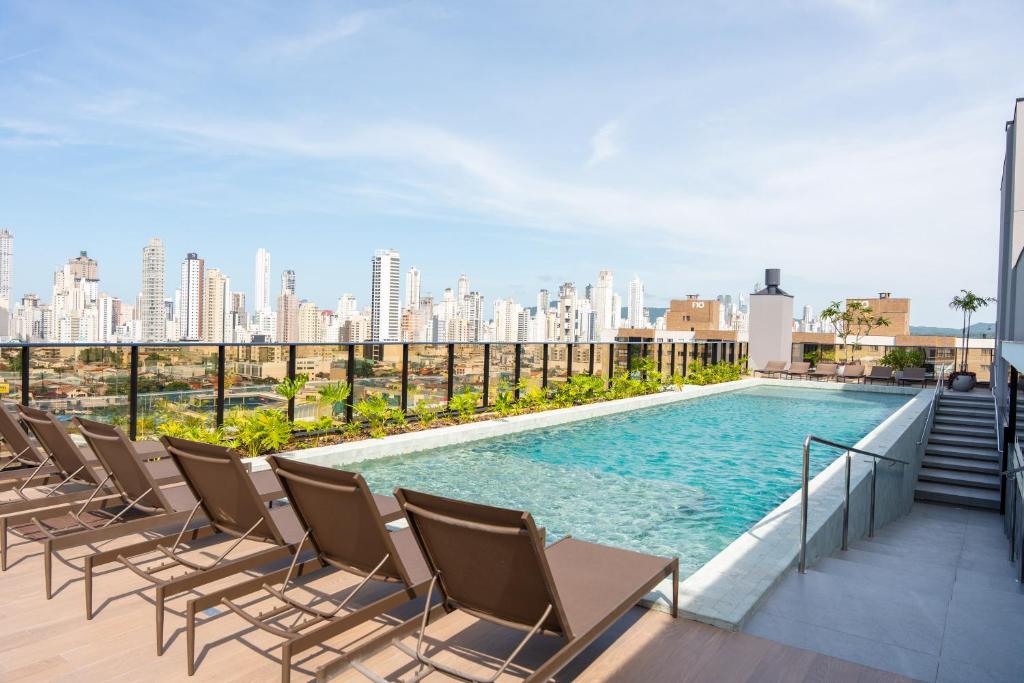 Bazén v ubytování The Spot One by Viva - Luxo e acesso direto ao Balneário Shopping nebo v jeho okolí