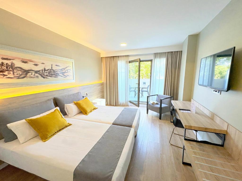 Televízia a/alebo spoločenská miestnosť v ubytovaní Eurohotel Barcelona Granvia Fira