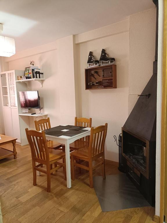 TV a/nebo společenská místnost v ubytování Apartamento Canfranc