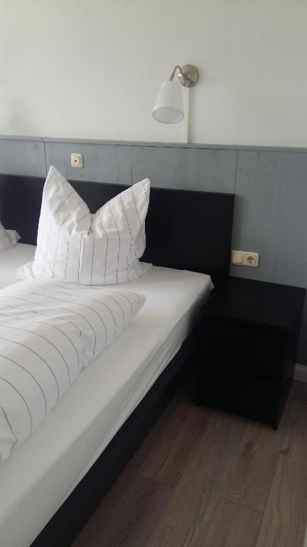 Postel nebo postele na pokoji v ubytování Zum Rebhang Bed & Breakfast