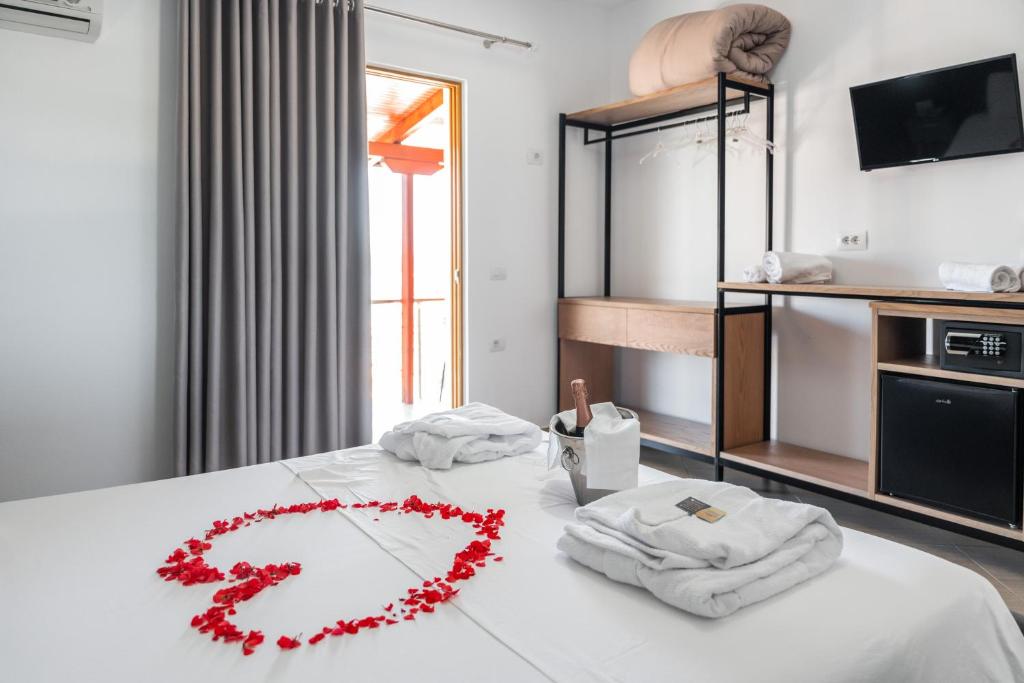 Letto o letti in una camera di Hotel Lula Ksamil