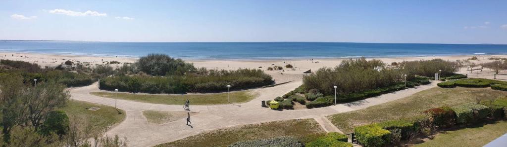 - une vue aérienne sur une plage de sable dans l'établissement Quartier Couchant Appartement t2 pour 4 personnes N115, à La Grande Motte