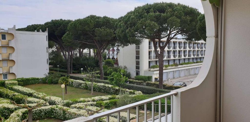 une vue d'un bâtiment depuis un balcon dans l'établissement Centre ville Appartement t2 pour 3 personnes N2 114, à La Grande Motte