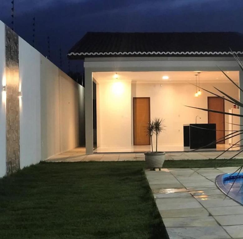 a house with a potted plant in a yard at RR Deck Betolandia in Juazeiro do Norte