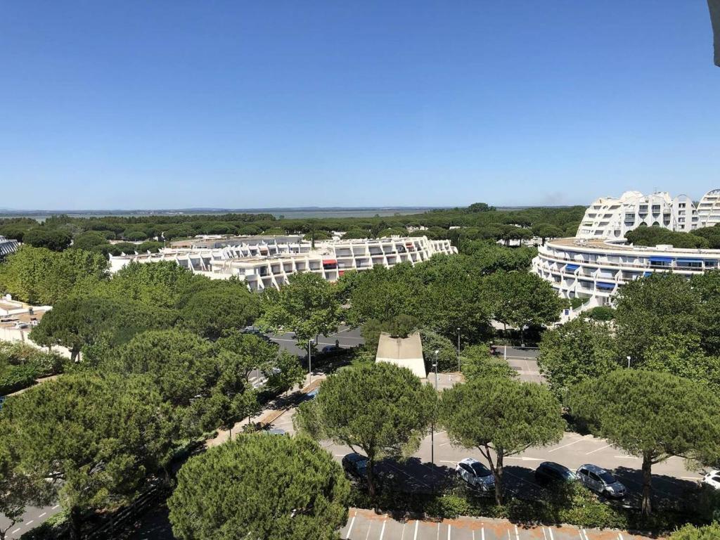 une vue aérienne sur un parc avec des arbres et des bâtiments dans l'établissement Quartier Couchant Studio cabine pour 6 personnes N102, à La Grande Motte
