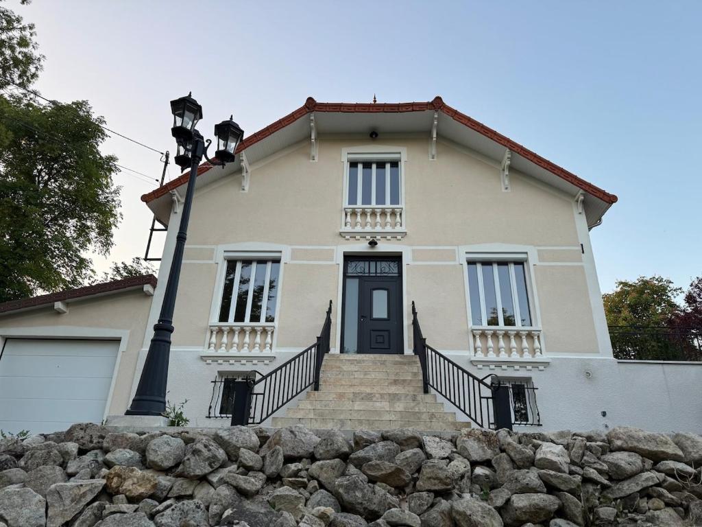 une maison avec un lampadaire devant dans l'établissement Le Clos Monial sleeps 8, à La Celle-sous-Gouzon