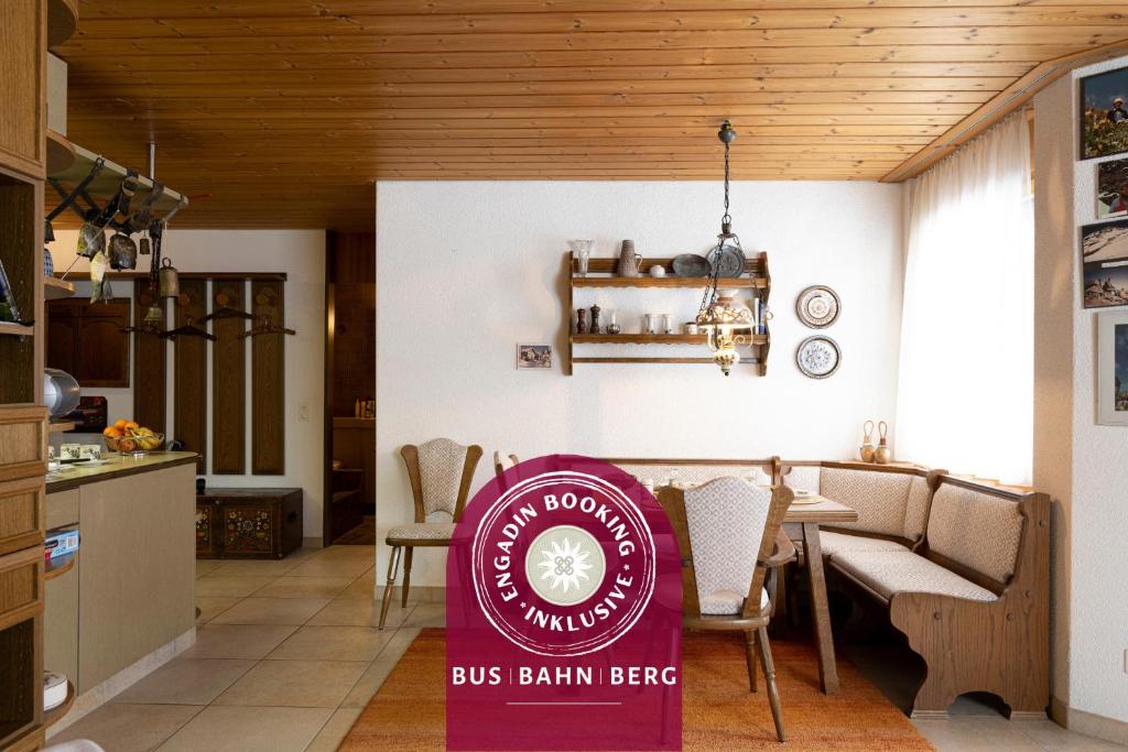 Un comedor con un cartel de &quot;Bus Bahn Meat&quot; en la cocina. en Chasa Serras - Döpper, en Scuol