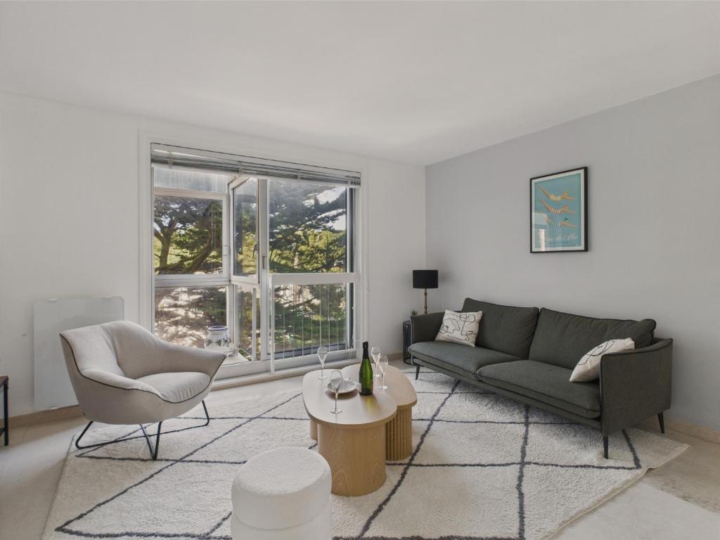 un salon avec un canapé et une table dans l'établissement A 350m de la plage, appartement pour 2 - balcon, à La Baule