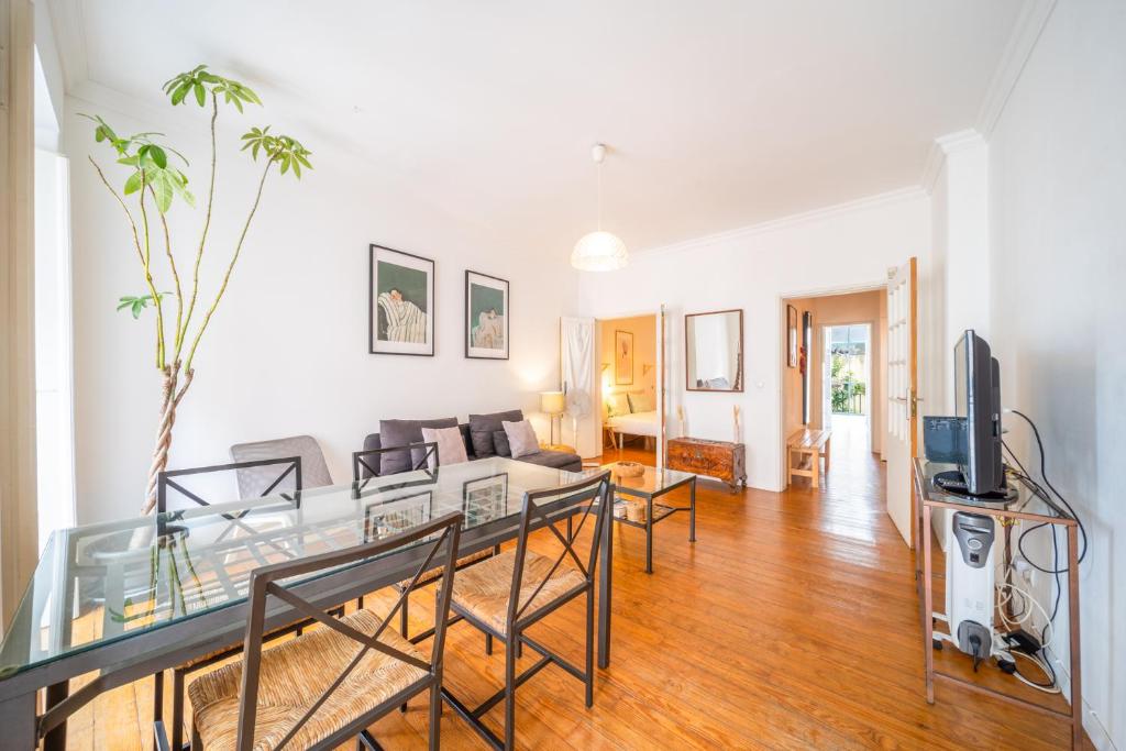 Spacious 2 bedroom Apt with large living room Lisbon