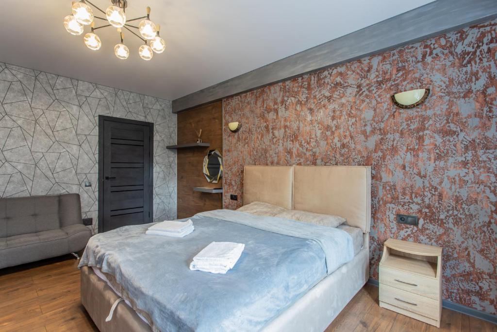 Un dormitorio con una cama grande y un sofá. en one bedroom apart with condition, en Chişinău