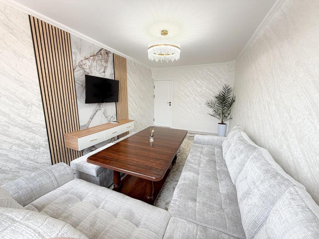 een woonkamer met een bank en een tafel bij Восточный уют 2 in Samarkand