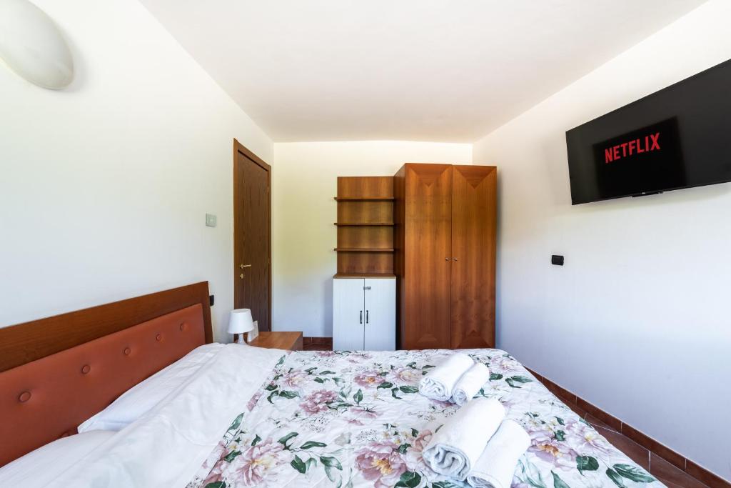 a bedroom with a bed with towels on it at Sogno di Montagna sulle piste da Sci in Bardonecchia
