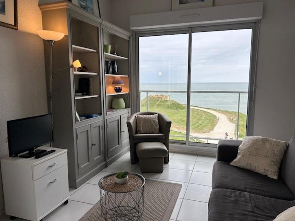 un salon avec vue sur l'océan dans l'établissement Appartement à Royan, proche plage, 2 chambres et balcon - FR-1-494-75, à Royan