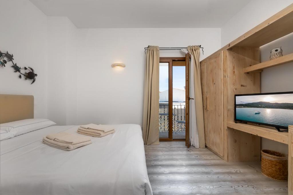 Postel nebo postele na pokoji v ubytování The Square Rooms and Suites