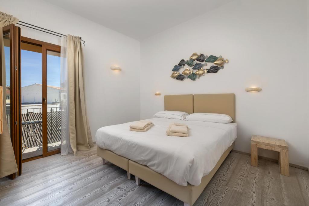 Postel nebo postele na pokoji v ubytování The Square Rooms and Suites