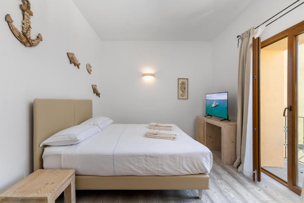 Postel nebo postele na pokoji v ubytování The Square Rooms and Suites