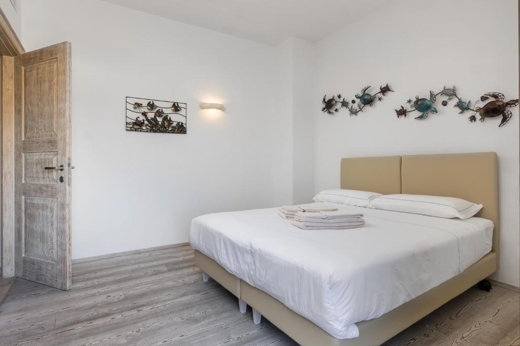 Postel nebo postele na pokoji v ubytování The Square Rooms and Suites