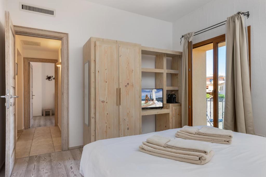 Postel nebo postele na pokoji v ubytování The Square Rooms and Suites