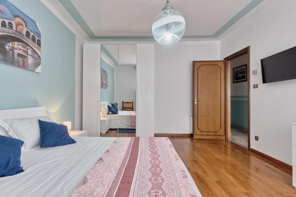 Postel nebo postele na pokoji v ubytování Venice Mahdi Apartment